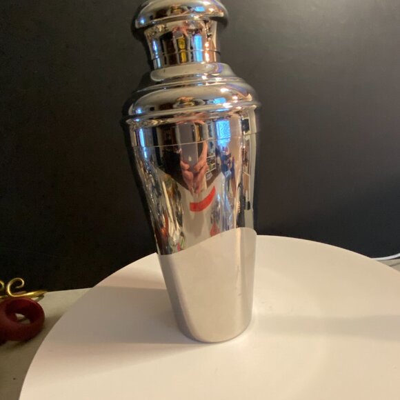 18/10 Stainless Steel Cocktail Shaker – Sleek & Durable Barware - Picture 3 of 8